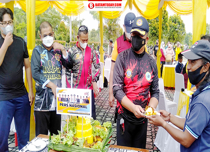 Pemberian potongan tumpeng kepada salah seorang Insan Pers di Karimun